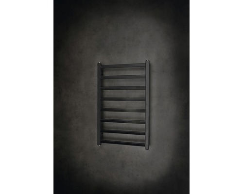 Handdukstork för väggmontering med flera horisontella stänger.