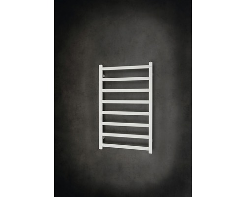 Vit handdukstork på en vägg