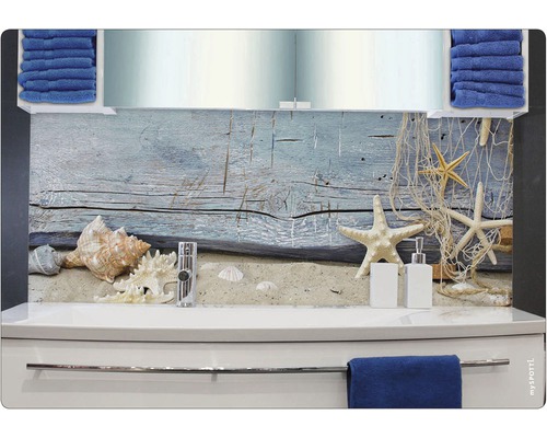 Stänkskydd med strandtema i badrummet