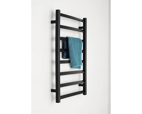 Svart handdukstork med handduk på en vit vägg