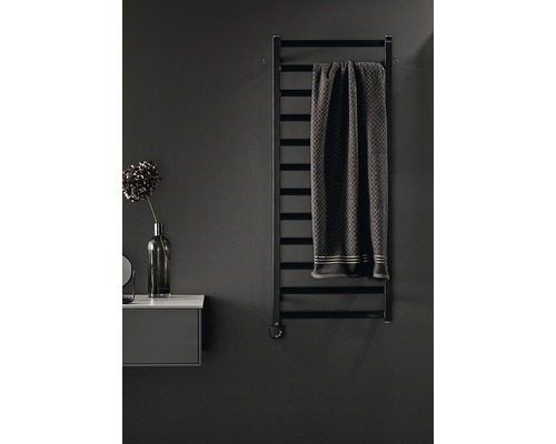 Svart handdukstork med handduk i badrummet