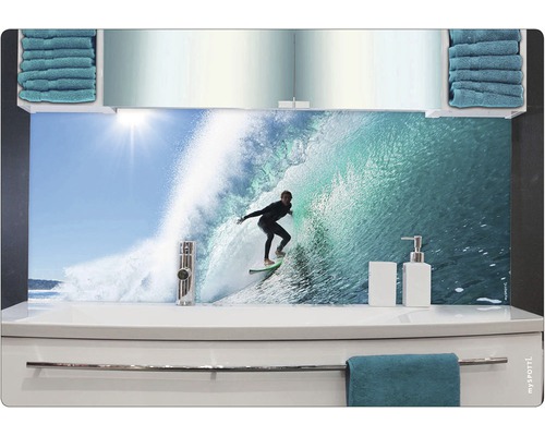 Stänkskydd till badrum MYSPOTTI Aqua blå 1400 x 450 mm Stänkskydd med surfmotiv i en badrumsscen.
