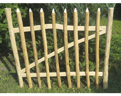 Trästaket med spetsiga stolpar för trädgården