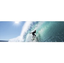 Surfare rider på en våg på en surfbräda