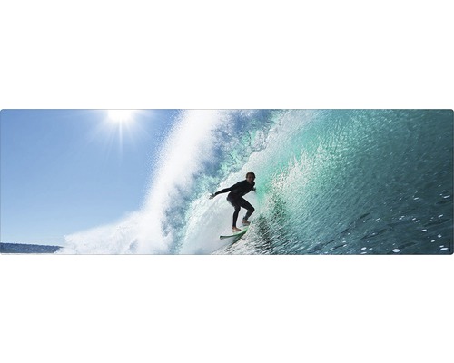 Surfare rider på en våg på en surfbräda