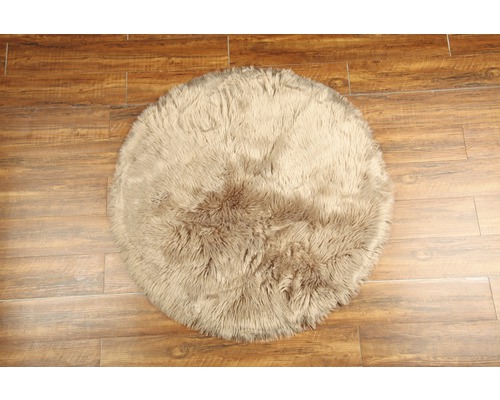 Rund matta med pälsimitation på trägolv