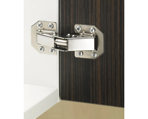 Metallgångjärn fäst på en möbeldörr