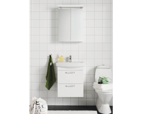 Badrum med tvättställsskåp, spegelskåp och toalett