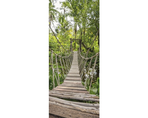 Hängbro av trä och rep i skogen