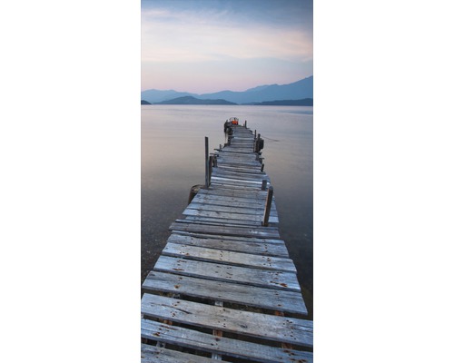 Träbrygga vid sjön i skymningen