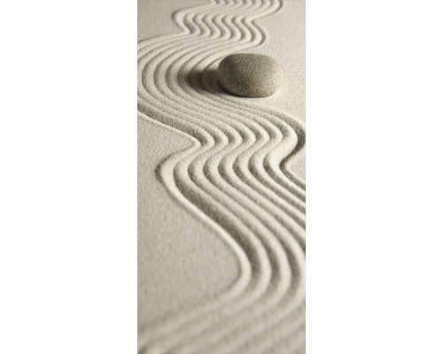 Zenträdgård med krattad sand och sten