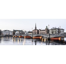 Stockholms stadsbild med bro över vattnet