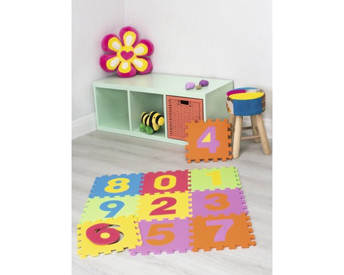 Lekrum med sifferpusselmatta, hylla, kudde och pall