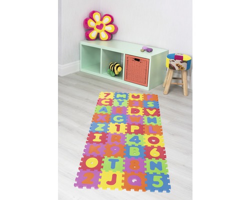 Lekrum med bokstavs- och siffermatta, hylla och pall