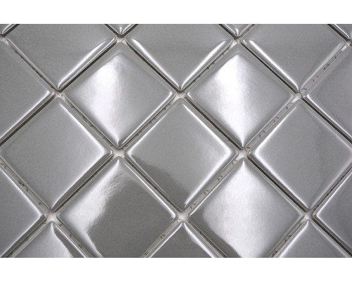Närbild av silverfärgade, kvadratiska mosaikplattor
