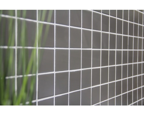 Närbild av en grå mosaik med fogar