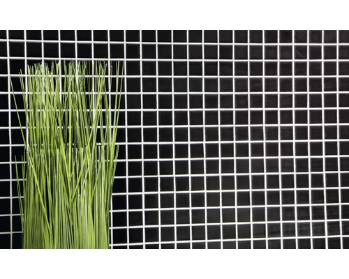 Dekorativa gröna grässtrån framför mosaikplattor