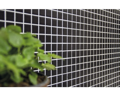 Vägg med små, kvadratiska mosaikplattor av keramik