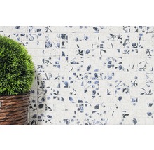 Närbild av mosaikplattor med blommönster