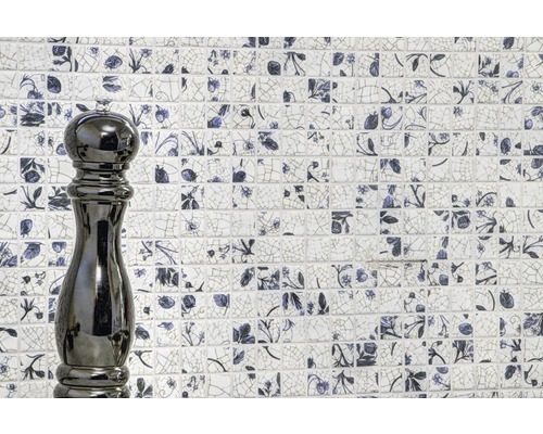 Väggdekoration med mosaikplattor och pepparkvarn