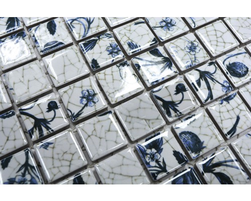 Keramiska mosaikplattor med blommönster