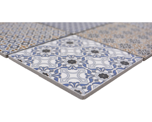 Närbild av keramiska golvplattor med mönster