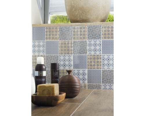 Badrumsdesign med fyrkantiga plattor med mönster