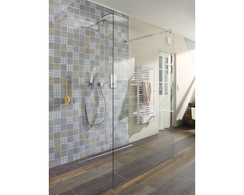 Badrum med duschkabin med duschhuvud, handdusch, duschränna, uppvärmd handdukstork och mönstrad vägg