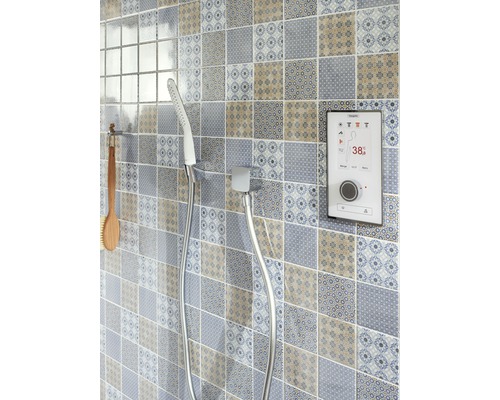 Duschscen med handdusch, duscharmatur och digital styrning på en kakelvägg.