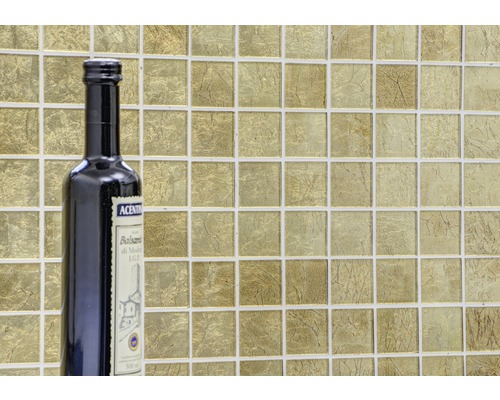 Mosaikplattor med kvadratiskt mönster på väggen