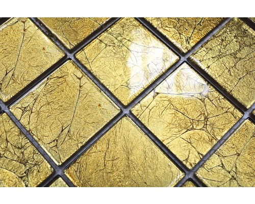 Närbild av mosaikplattor med bladguldsutseende