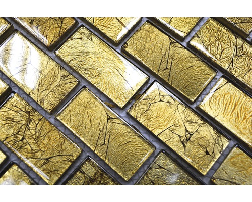 Närbild av rektangulära gyllene mosaikplattor