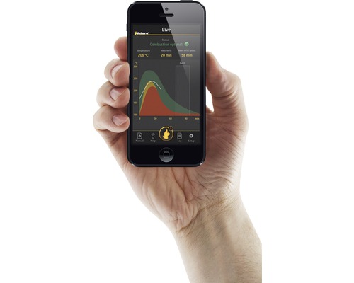 En hand håller en smartphone som visar en diagramapp för mätning av temperatur och bränslenivå.