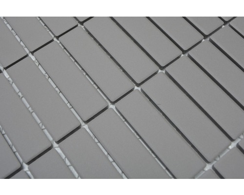 Grå mosaikplattor i fiskbensmönster