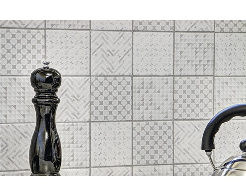 Väggplattor med geometriska mönster och köksredskap