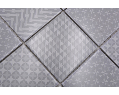 Närbild av plattor med geometriska mönster