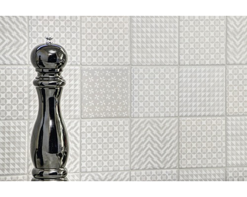 Väggdekoration med olika dekorativa plattor och pepparkvarn