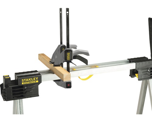 Stanley FATMAX-logotyp på en arbetsbänk med skruvstäd som håller en arbetsstycke