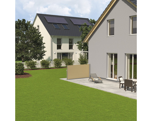 Trädgårdsscen med utdragbar sidomarkis på en terrass bredvid ett hus