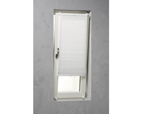 Öppet fönster med monterad plisségardin