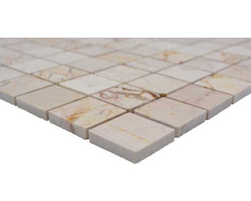 Detaljvy av mosaikplattor av marmor