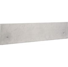 Grå cementplatta med borrhål för montering