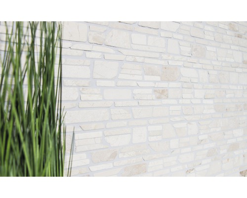Naturstensbeklädnad med gräs i förgrunden