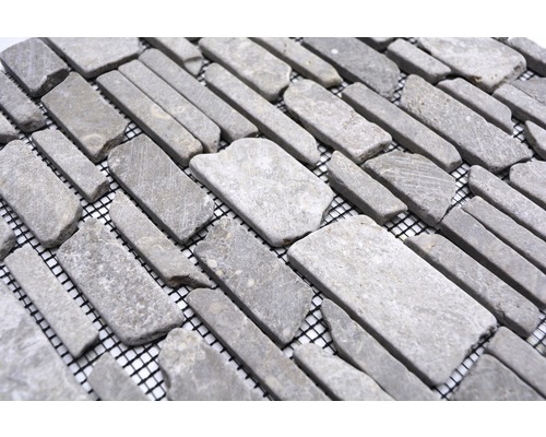 Mosaikplatta av natursten på nät