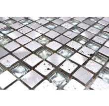 Närbild av fyrkantiga mosaikplattor i metall och glas