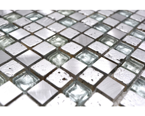 Närbild av fyrkantiga mosaikplattor i metall och glas