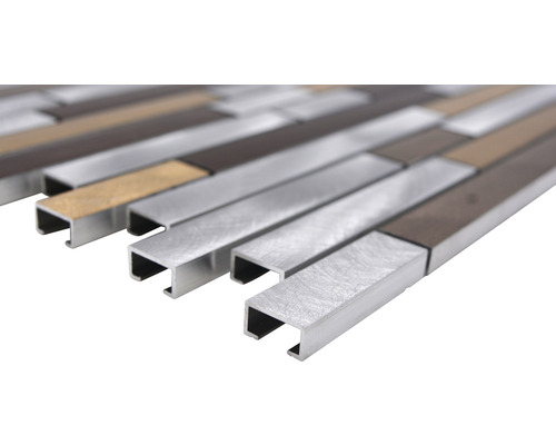 Mosaikplatta med smala, rektangulära bitar i olika metalliska utseenden