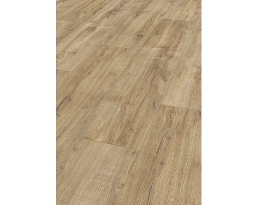 Närbild av ett lagt laminatgolv med träutseende.