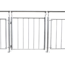 Metallstaket för fastighetsgräns