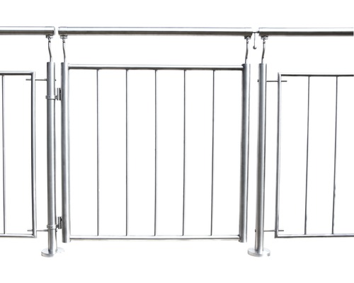 Metallstaket för fastighetsgräns